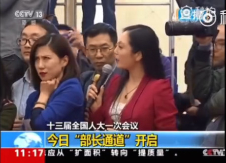 在13日中共人大记者会上，上海第一财经女记者对提问中的全美电视台记者翻白眼。（视频截图）
