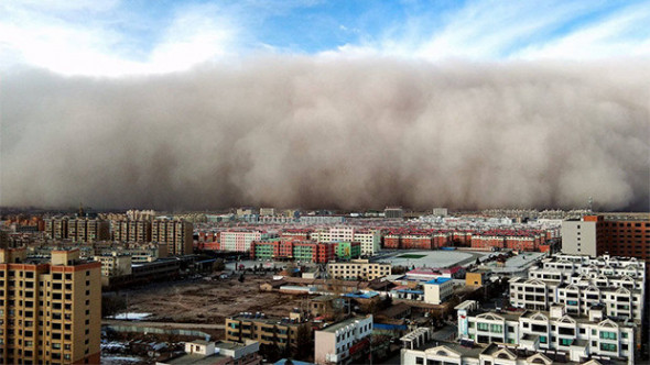 北京重度污染 甘肃县城5分钟被沙尘覆盖 (图)
