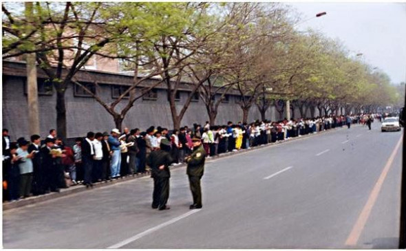 1999年4月25日，一万余名法轮功学员来到中南海旁边的国务院信访办和平上访，要求当局给予一个合法的自由炼功环境。（明慧图片）