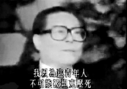 华达斯经典之作之一是1990年采访上台不久的江泽民，她拿出六四时王维林挡坦克照片，质问相片中人的下落，令江氏措手不及。(视频截图) 