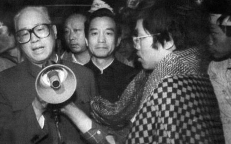 1989年，赵紫阳到天安门官场与绝食的学生〝告别〞，这是他最后一次公开亮相。（网络翻拍）