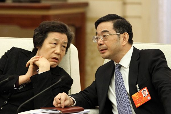 2013年3月，时任司法部长吴爱英（左）、湖南省委书记周强（右）在北京两会上。（大纪元资料室