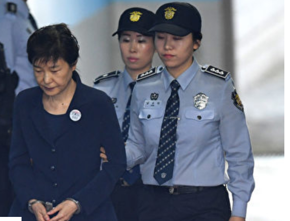 朴槿惠获知判刑24年 “格外淡定”令人吃惊（网络翻拍）