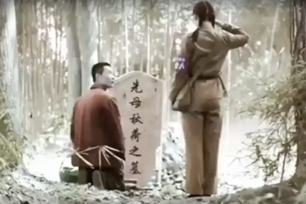 近日谍战片《风筝》在中国大陆热播，这个被搁浅了四年的片子，最终被“肢解”后上映。网民们热传被删剪的经典片段。（视频截图）