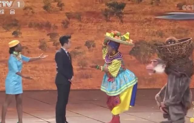 中共央视春晚演出的小品《同喜同乐》中让中国人涂黑脸扮演非洲大妈，让非洲人扮演猴子，被指有种族主义倾向。（视频截图）