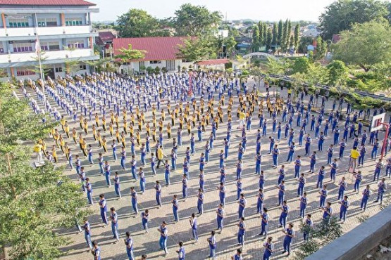 八百名印尼巴淡岛中学师生 学炼法轮功 (组图)