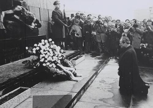 被誉欧洲最强烈的谢罪表现 德国总理向死难犹太人下跪