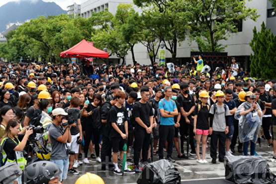 香港罢课第二天 警察操场扑倒学生