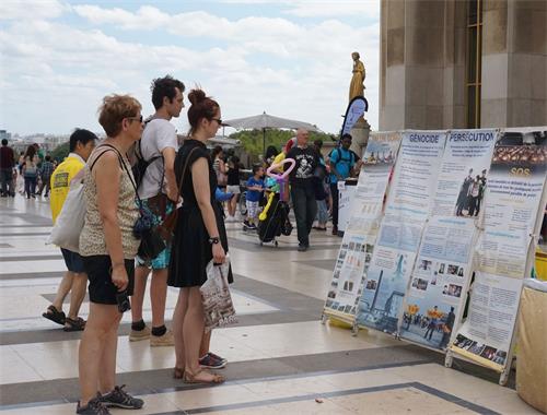巴黎人权广场上 各国游客支持法轮功（图）
