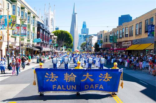 旧金山哥伦布日游行 华人赞法轮功队伍（图）