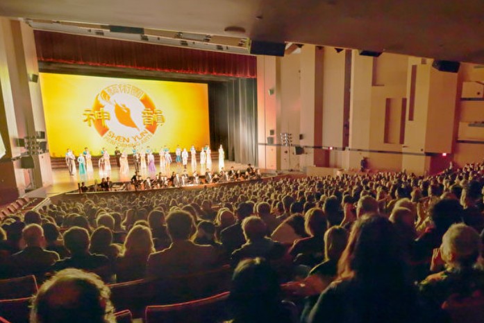 加州首府演出爆满 大陆留学生：神韵非常好