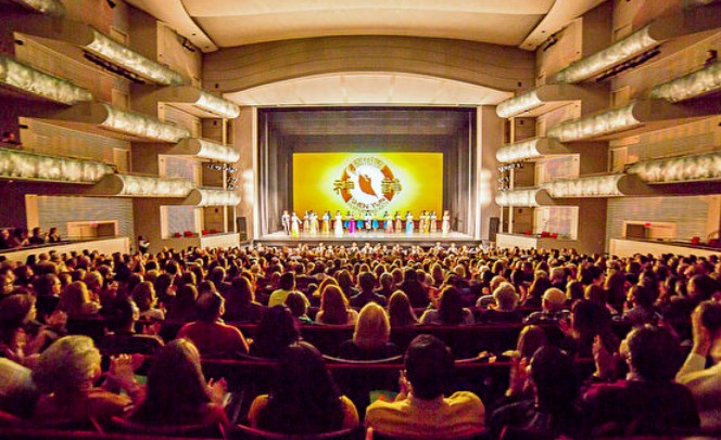 大陆女士一家五口观神韵：必看的演出