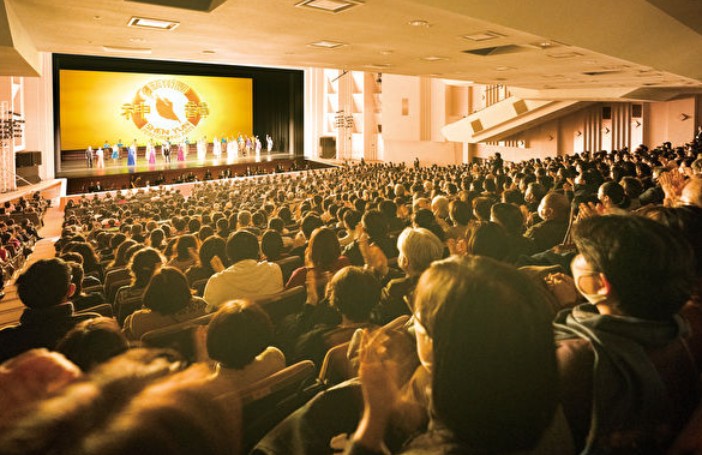 大陆青年：神韵修复传统 改变观众对华人印象