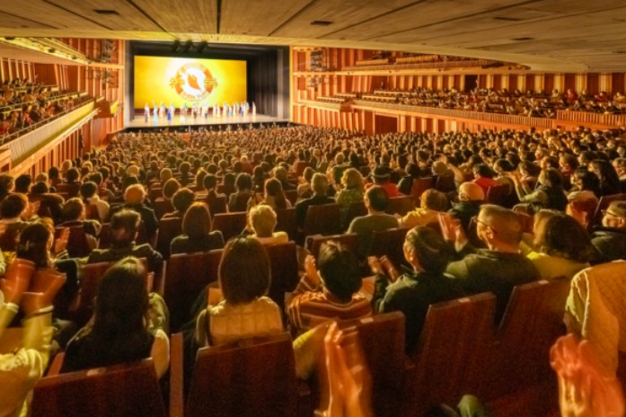 餐饮店老板：在日华人都应该来看神韵