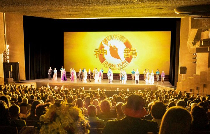 广州女孩为神韵之美折服“很美很温柔”