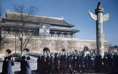 悬挂在天安门城楼上的第一张巨幅肖像，并不是毛泽东，而是创建国民党的孙中山，时间是1928年蒋介石北伐胜利后，此后蒋公肖像也曾挂天安门。(图片取自toutiao) 