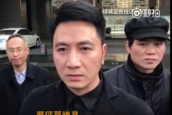 2017年12月21日上午，杭州保姆纵火案在该市中级法院开庭。图为原告林生斌（中）在接受媒体采访。（视频截图）