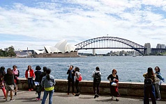 悉尼的Mrs Macquaries Point风景如画，与悉尼歌剧院隔着海湾相望。是游客至悉尼必达之处。也是悉尼三退义工无论寒暑坚守之处。（大纪元）