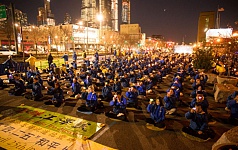 2018年4月22日，纽约法轮功学员在纽约中领馆前举行烛光悼念，纪念“4‧25”法轮功和平上访十九周年。（大纪元）