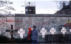 柏林墙倒塌是来自“六四”的启示？