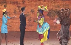 推特上不少人批评春晚一档让中国人演非洲黑人吹捧中国的小品节目涉种族歧视。（视频截图） 